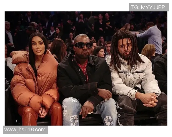 世纪杯足球盛宴中的璀璨明星与传奇瞬间的回顾与展望